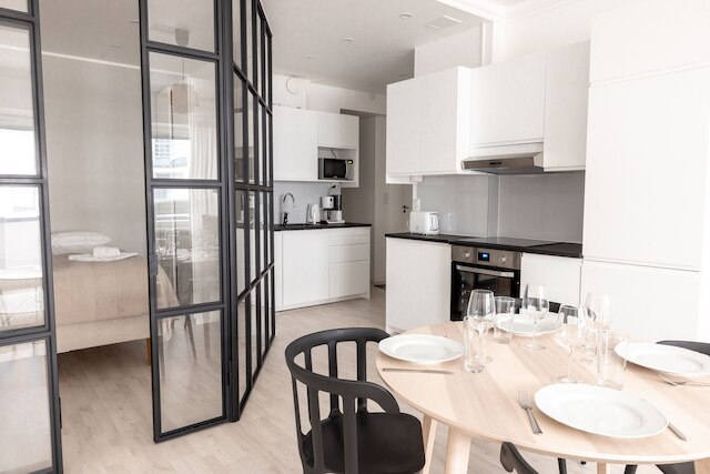 2ndhomes モダン1BRホームw/サウナ&バルコニー