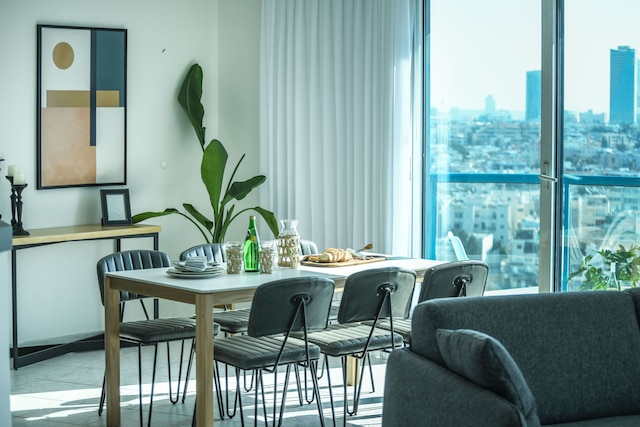 素晴らしい2BRアパートバルコニー&プールアクセス