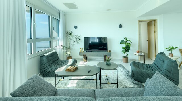 素晴らしい2BRアパートバルコニー&プールアクセス