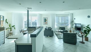 素晴らしい2BRアパートバルコニー＆プールアクセス