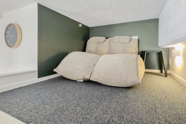 コンテンポラリーで楽しいスタイルのスタジオロフト