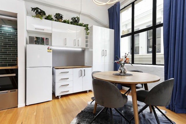 コンテンポラリーで楽しいスタイルのスタジオロフト