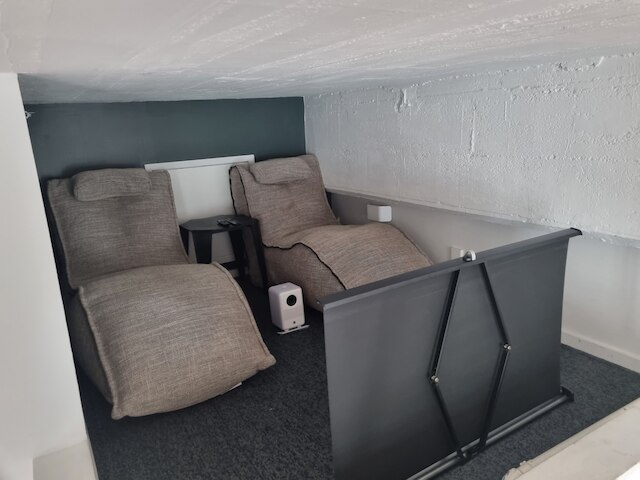 コンテンポラリーで楽しいスタイルのスタジオロフト