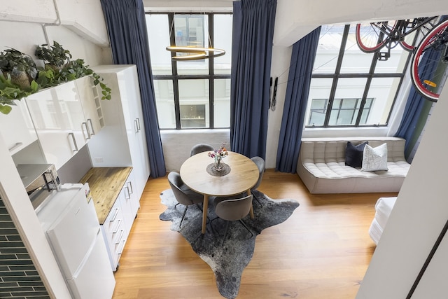 コンテンポラリーで楽しいスタイルのスタジオロフト