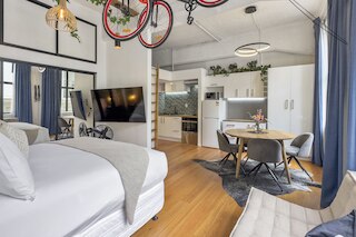 コンテンポラリーで楽しいスタイルのスタジオロフト