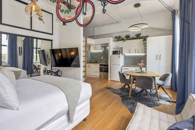 コンテンポラリーで楽しいスタイルのスタジオロフト