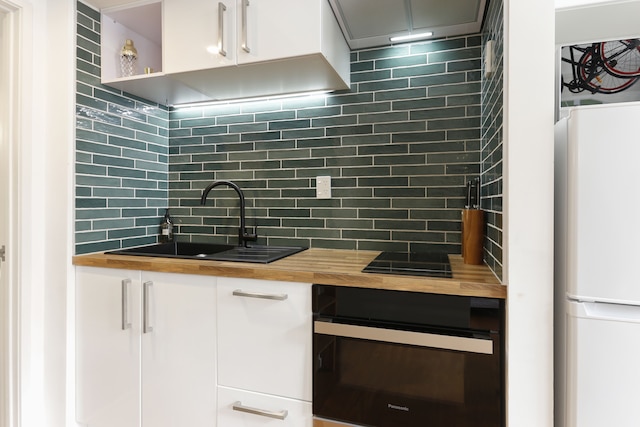 コンテンポラリーで楽しいスタイルのスタジオロフト