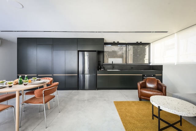 テルアビブの活気とモダンなアパートメント