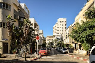 テルアビブの活気とモダンなアパートメント