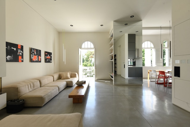 モダン＆ブライト3BRアパート2バルコニー付き