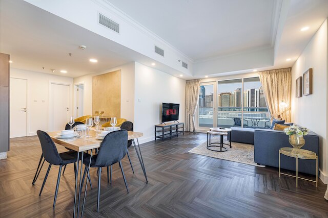 豪華でスタイリッシュな1BR、素晴らしい市内の眺望付き