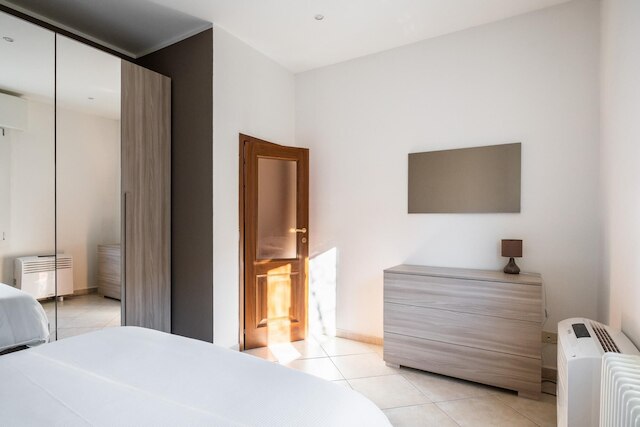 ワンダフルイタリーのジョルジ・ホームズ - イージーアパートメント