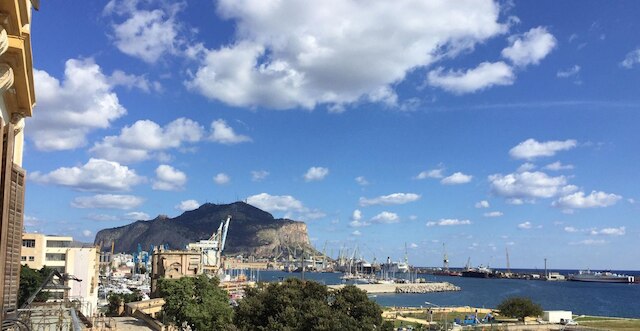 アメージング シー ビュー イン ヒストリック ビルディング イン ダウンタウン