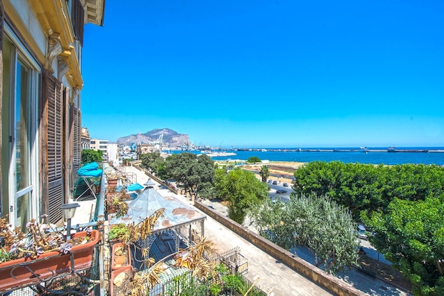 アメージング シー ビュー イン ヒストリック ビルディング イン ダウンタウン