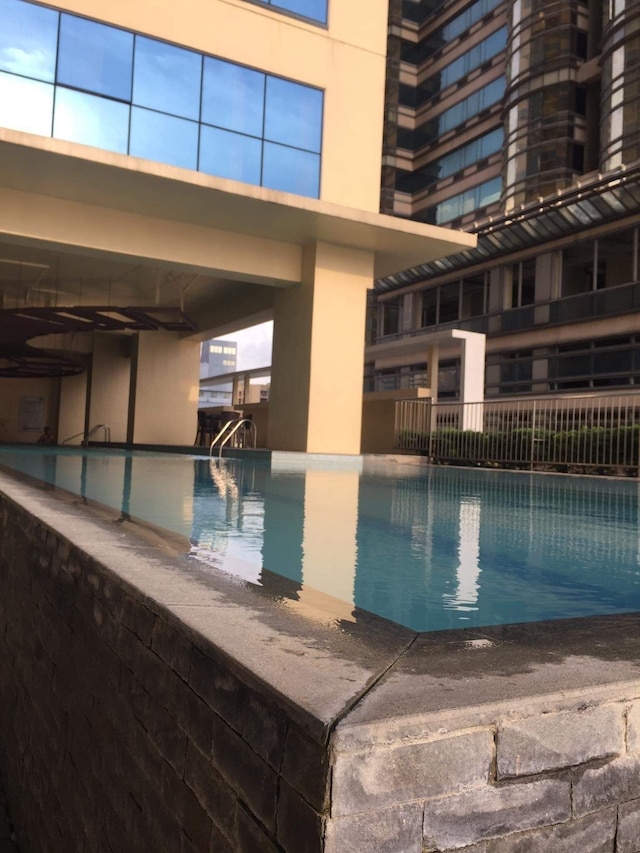 エンバシーポッド 28