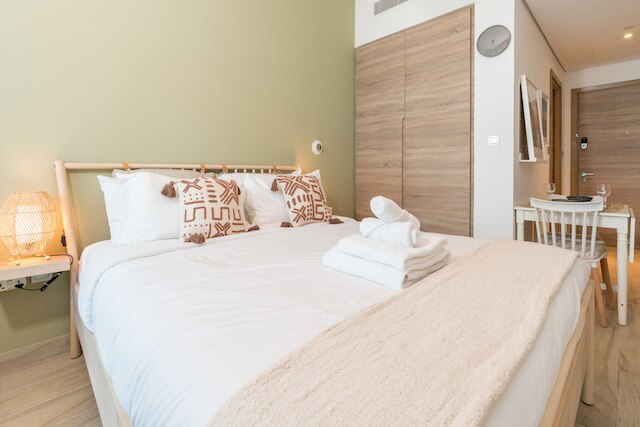 アル・ハブトール・シティの魅力的な1ベッドルーム、バルコニー付き