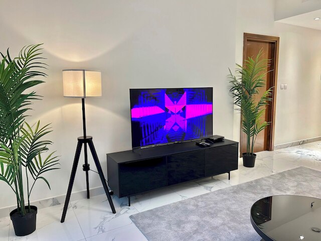 アル・ハブトール・シティの魅力的な1ベッドルーム、バルコニー付き