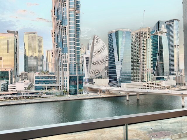 アル・ハブトール・シティの魅力的な1ベッドルーム、バルコニー付き