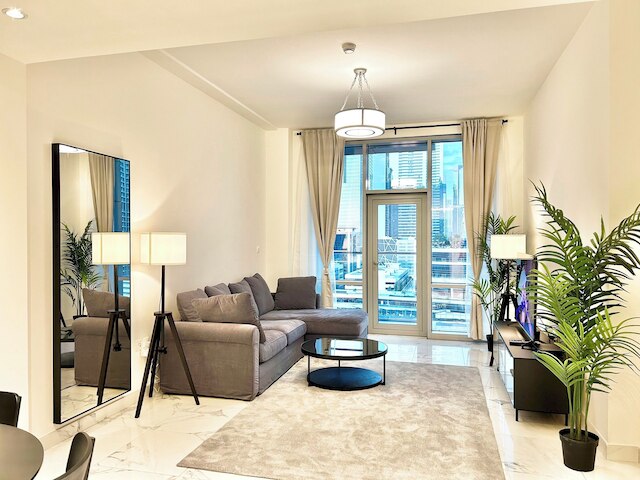 アル・ハブトール・シティの魅力的な1ベッドルーム、バルコニー付き