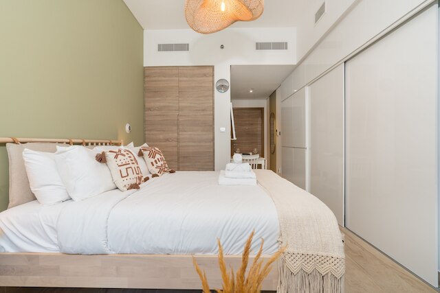 アル・ハブトール・シティの魅力的な1ベッドルーム、バルコニー付き