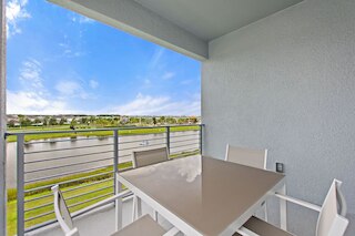 トリプル ヘッダー @ ストーリーレイク バイ シャイン ヴィラズ 3 ベッドルーム アパート