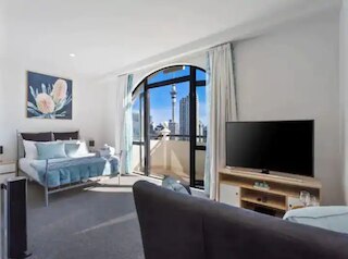 スタニング スカイ タワー ビュー スタジオ プール アンド ジム !