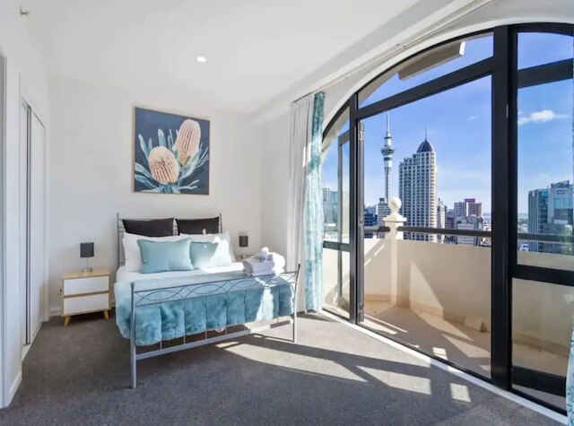 スタニング スカイ タワー ビュー スタジオ プール アンド ジム !