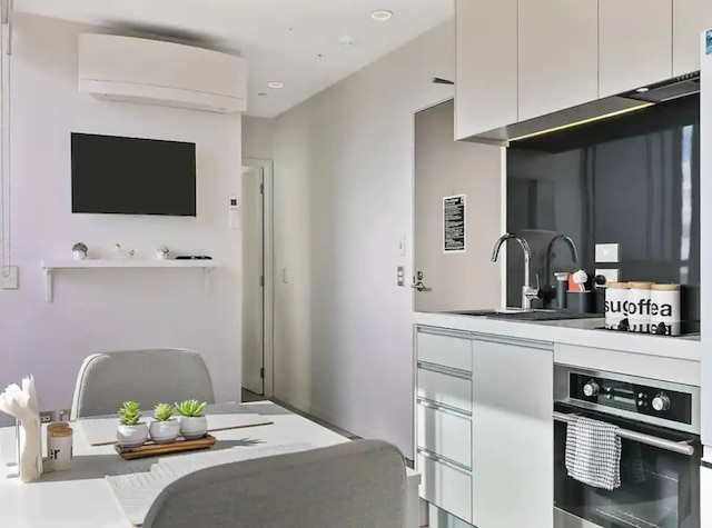 サン キッスド アパートメント ウィズ パノラミック ビューズ