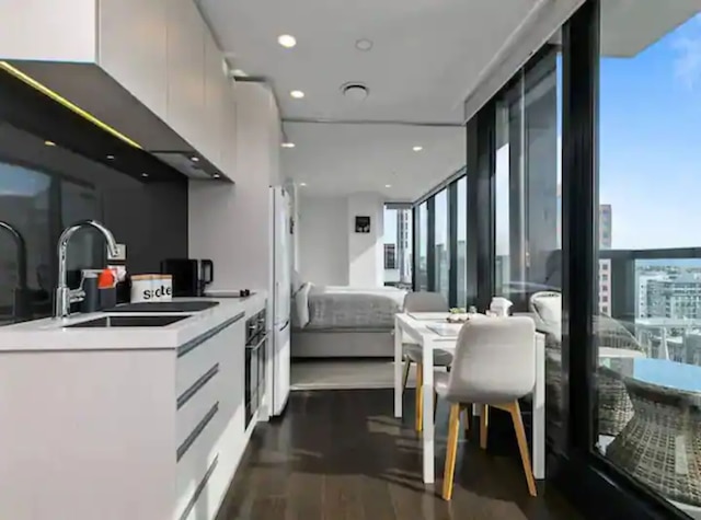 サン キッスド アパートメント ウィズ パノラミック ビューズ