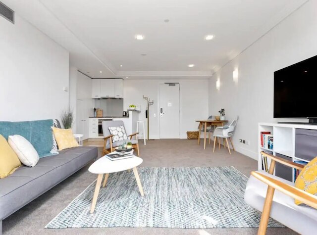 ブライト 1ベッドルーム ビューティー ウィズ バルコニー ゾディアック ステイズ