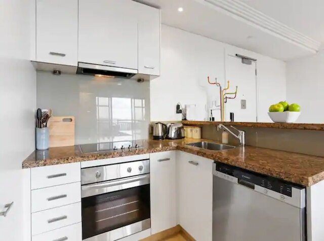 ブライト 1ベッドルーム ビューティー ウィズ バルコニー ゾディアック ステイズ