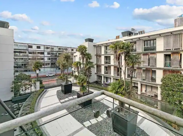 スタニング スペーシャス スタジオ イン ヴィアダクト ベシン