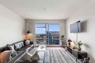 ラグジュアリー 2ベッドルーム アパートメント – プール, ジム, プライム スポット ゾディアック ステイズ