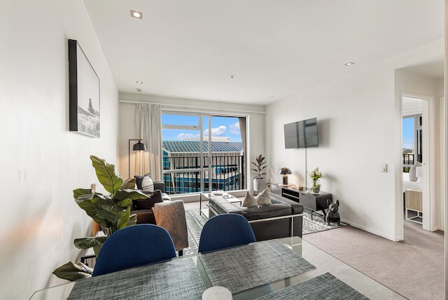 ラグジュアリー 2ベッドルーム アパートメント – プール, ジム, プライム スポット ゾディアック ステイズ