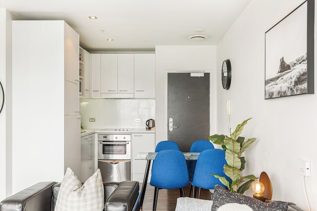 ラグジュアリー 2ベッドルーム アパートメント – プール, ジム, プライム スポット ゾディアック ステイズ