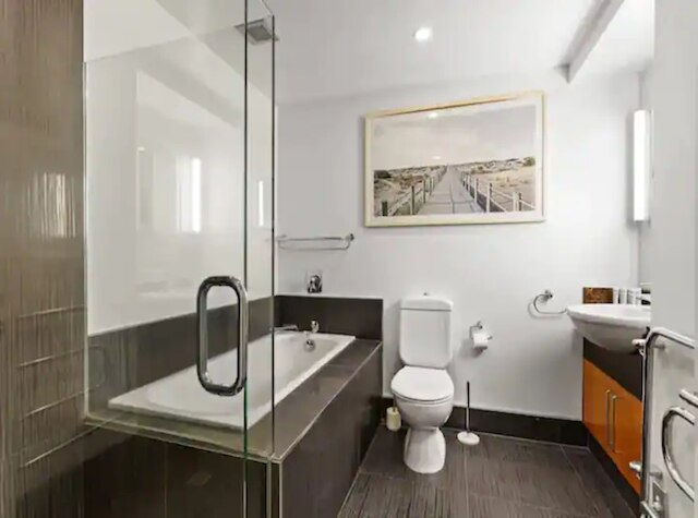 スペーシャス  アパートメント オン アクル ヴィアダクト ウィズ バルコニー !