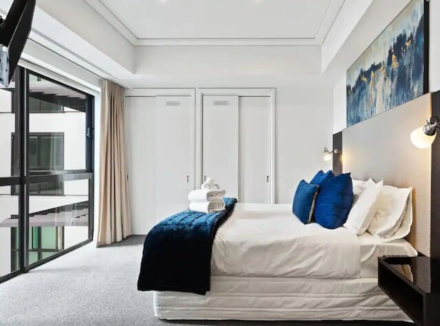 スペーシャス  アパートメント オン アクル ヴィアダクト ウィズ バルコニー !