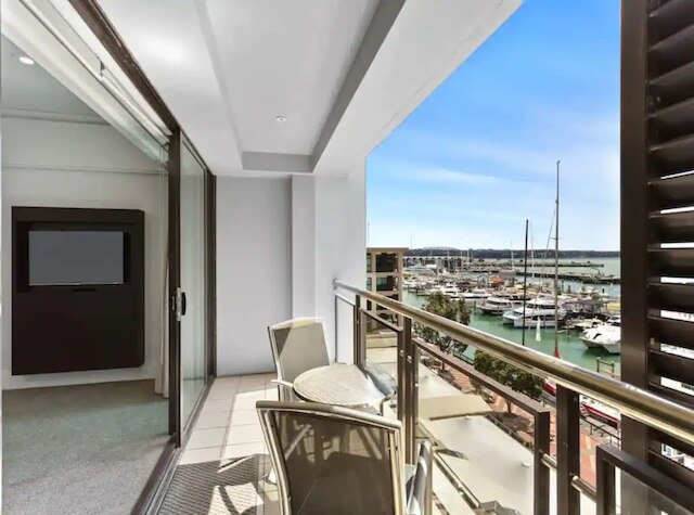 スペーシャス  アパートメント オン アクル ヴィアダクト ウィズ バルコニー !