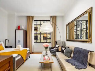 スタイリッシュ スタジオ ウィズ プール アンド ジム