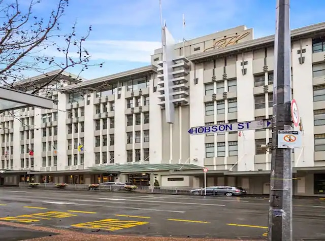 スタイリッシュ スタジオ ウィズ プール アンド ジム