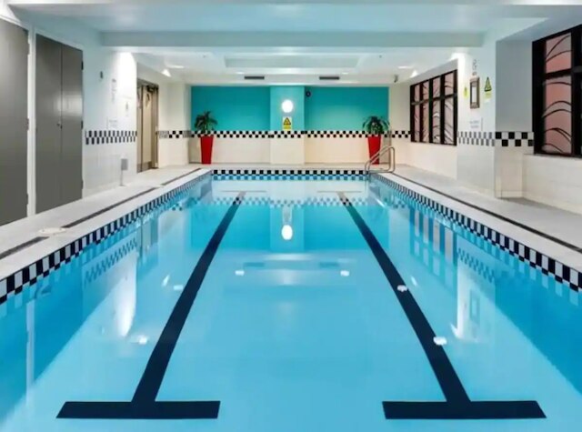 シック セントラル アパートメント ウィズ ジム アンド プール by Zodiak Stays