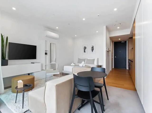 スリーク モダン スタジオ ウィズ バルコニー by Zodiak Stays