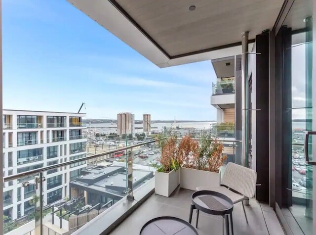 スリーク モダン スタジオ ウィズ バルコニー by Zodiak Stays