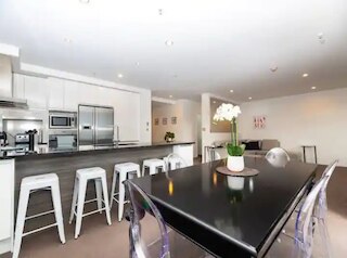 スペーシャス ホーム ウィズ バルコニー + パーキング Zodiak Stays