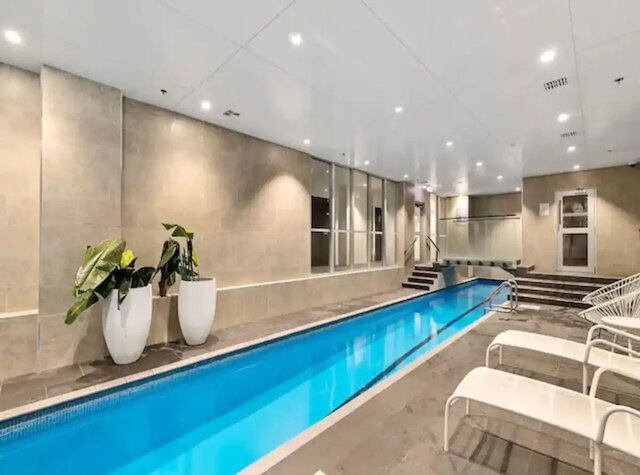 スタイリッシュ セントラル シティ 1 ベッドルーム ウィズ パティオ