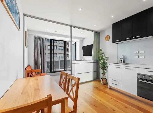 スタイリッシュ セントラル シティ 1 ベッドルーム ウィズ パティオ