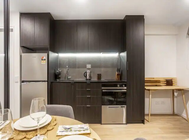 コンド イン クイーン ストリート CBD ウィズ プール アンド ジム Zodiak Stays