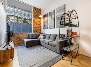 スタイリッシュ シティ パッド ニア スカイ タワー !