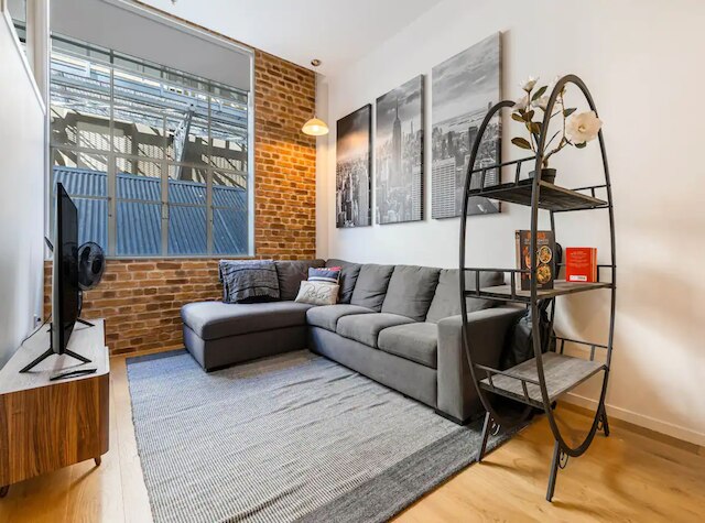 スタイリッシュ シティ パッド ニア スカイ タワー !