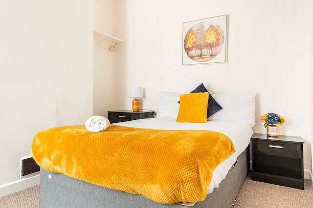 イマキュレート 4 ベッド ハウス ニア アンフィールド アンド グッディソン